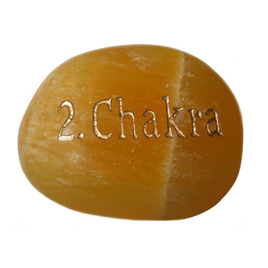 Schmeichelstein chakraaktiv mit Gravur 2. Chakra Orangencalcit
