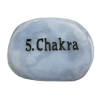 Schmeichelstein chakraaktiv mit Gravur 5. Chakra Chalcedon