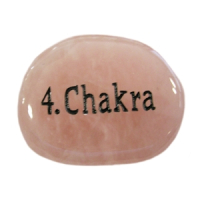 Schmeichelstein chakraaktiv mit Gravur 4. Chakra Rosenquarz