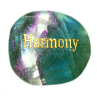 Schmeichelstein chakraaktiv Regenbogenfluorit mit Gravur Harmony