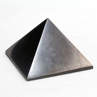 SCHUNGIT Pyramide 9 x 9cm POLIERT für SCHUTZ, NEGATIVES abschirmen, Schlafzimmer, Büro, Home-Office uvm. Inklusive TÄSCHCHEN und BESCHREIBUNG [Zazhoginskij Mine KARELIEN)