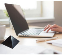 SCHUNGIT Pyramide 9 x 9cm POLIERT für SCHUTZ, NEGATIVES abschirmen, Schlafzimmer, Büro, Home-Office uvm. Inklusive TÄSCHCHEN und BESCHREIBUNG [Zazhoginskij Mine KARELIEN)