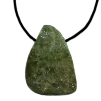 Vesuvian Idokras Schmeichelstein gebohrt ca. 2-4cm