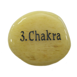 Schmeichelstein chakraaktiv mit Gravur 3. Chakra Jade gelb