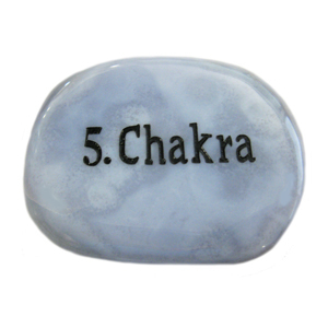Schmeichelstein chakraaktiv mit Gravur 5. Chakra Chalcedon