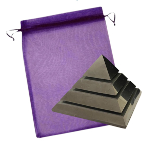 Schungit SAKKARA Pyramide 5cm poliert 3-tlg SET Heilungspyramide KRAFT DES SCHUNGIT für Strahlenschutz - Handy - Selbstschutz - Schutzschild - Negative Energie abwehren.