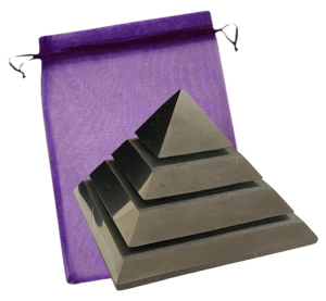 Schungit SAKKARA Pyramide 7cm poliert 3-tlg SET Heilungspyramide KRAFT DES SCHUNGIT für Strahlenschutz - Handy - Selbstschutz - Schutzschild - Negative Energie abwehren.