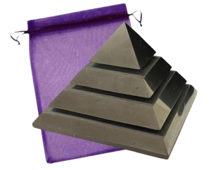 Schungit SAKKARA Pyramide 10cm poliert 3-tlg SET Heilungspyramide KRAFT DES SCHUNGIT für Strahlenschutz - Handy - Selbstschutz - Schutzschild - Negative Energie abwehren.