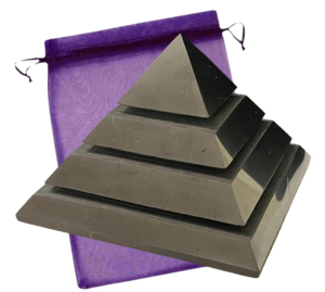 Schungit SAKKARA Pyramide 15cm poliert 3-tlg SET Heilungspyramide KRAFT DES SCHUNGIT für Strahlenschutz - Handy - Selbstschutz - Schutzschild - Negative Energie abwehren.